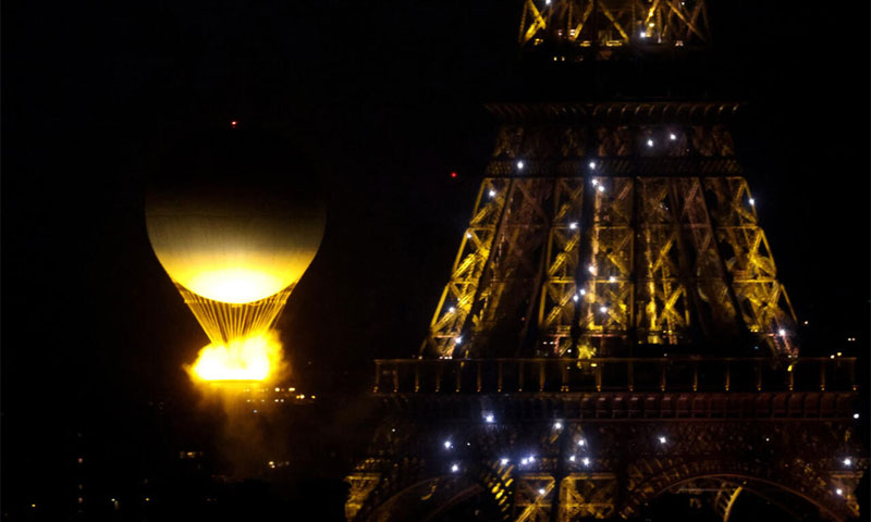 پیرس اولمپکس کی مشعل روشن