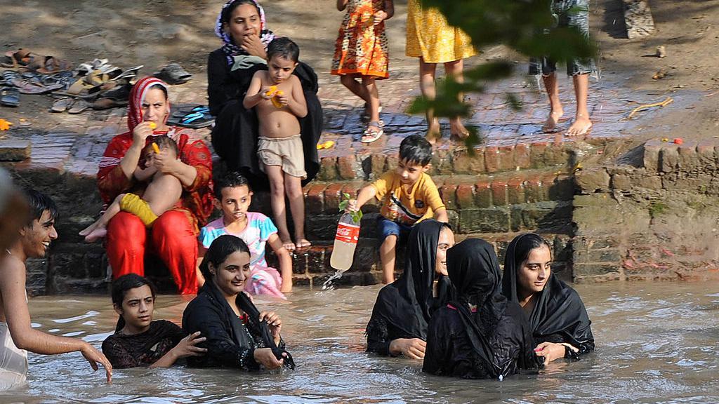 پاکستان میں ہیٹ ویو کی پیش گوئی: شدید گرمی ہمارے جسم پر کیسے اثرانداز ہوتی ہے اور کیا یہ جان لیوا بھی ہو سکتی ہے؟