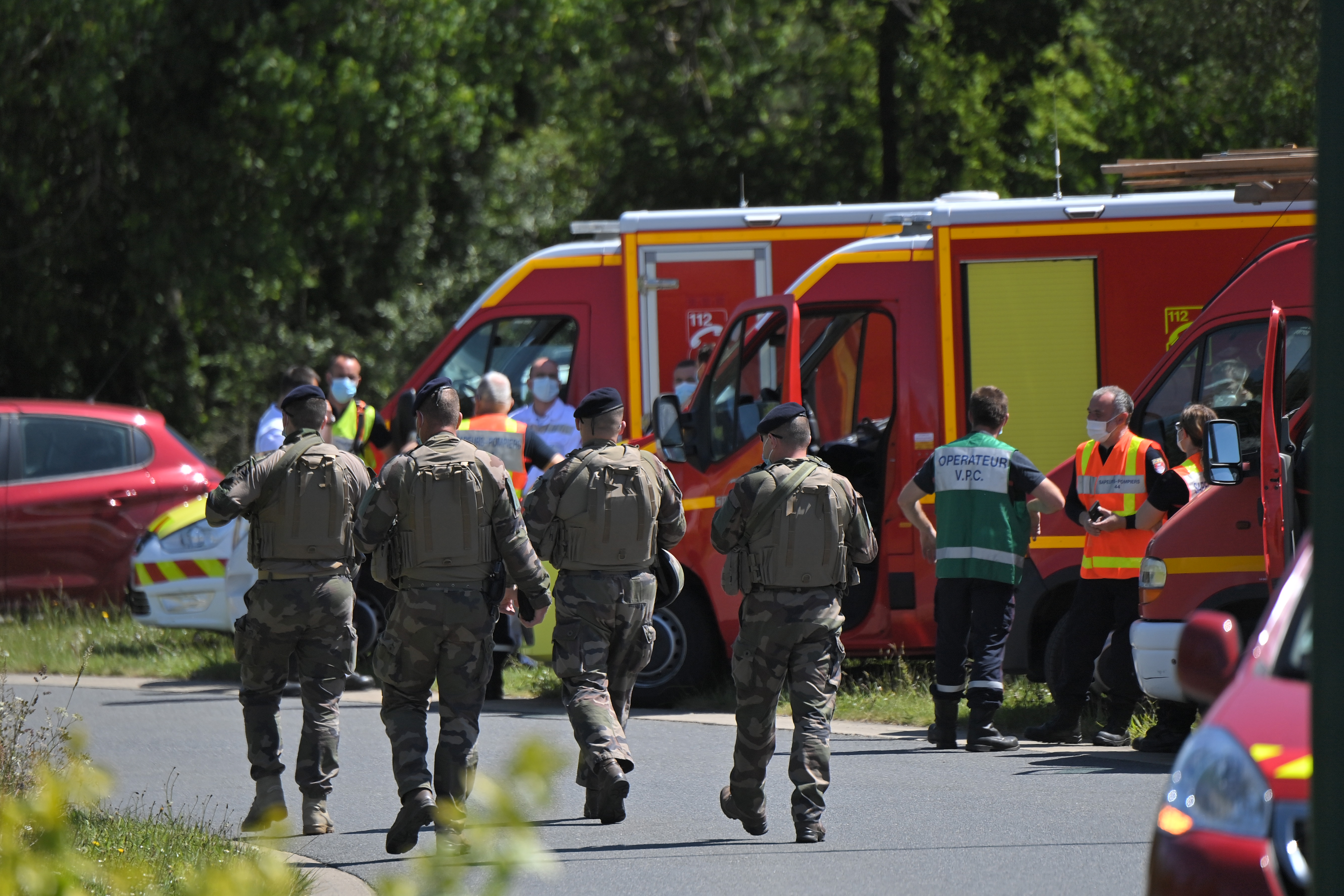 Нападение мигрантов во Франции. Військовий патруль. Мигрант женщины и полиция. Франция покушение Украина.
