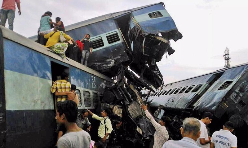 بھارت میں مسافرٹرین خوفناک  حادثے کا شکار، 50 سے زائد افراد ہلاک