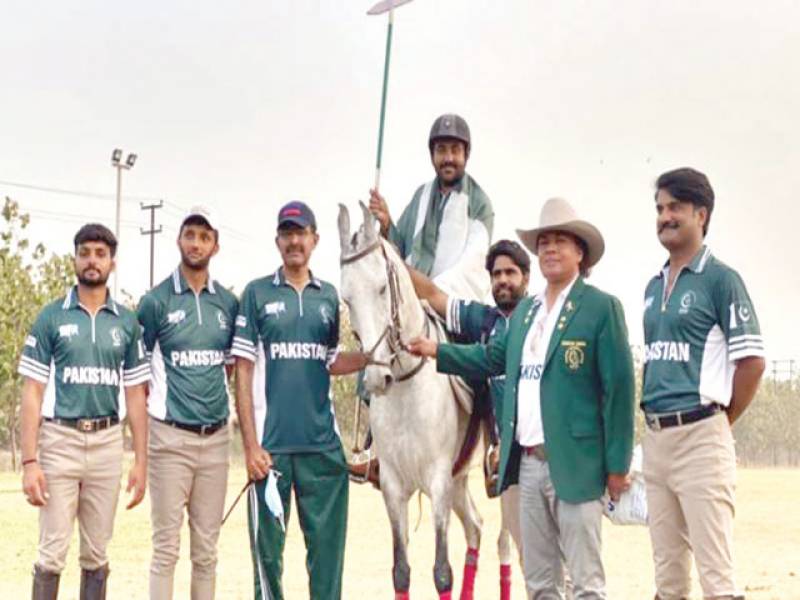 Pakistan equestrian team greeted on winning gold in India