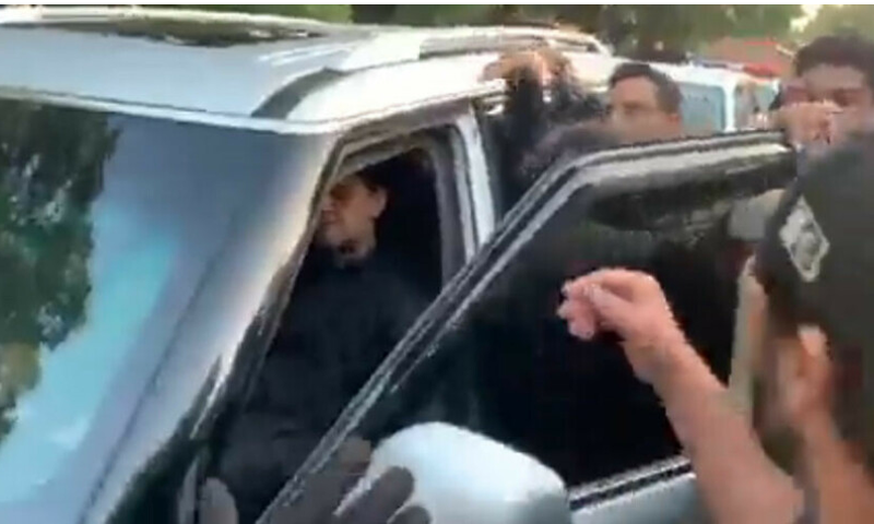 عمران خان کو اسلام آباد پولیس نے شہباز گل سے ملاقات سے روک دیا