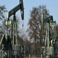 Oil climbs in tight market as US driving season lo...